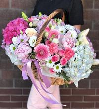 Цветочная композиция из Розы, Хризантемы, Пионы и Лизиантусы в корзине в Данкове